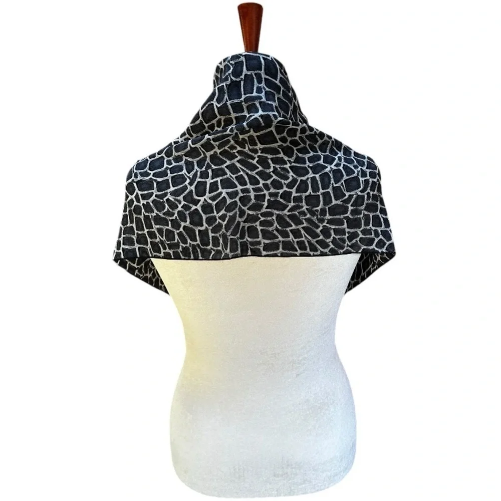 Giraffe Print Triangle Large Scarf Shawl Wrap Black White Gray 36” X 27”